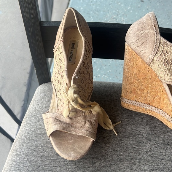 Light beige lace up wedge - Picture 2 of 4